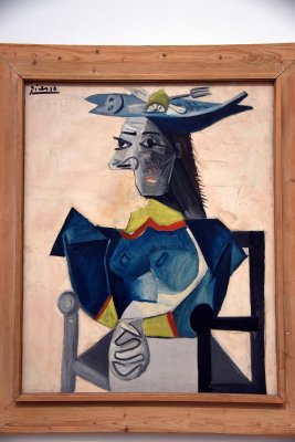Femme assise au chapeau en forme de poisson (1942) - Pablo Picasso - 3986