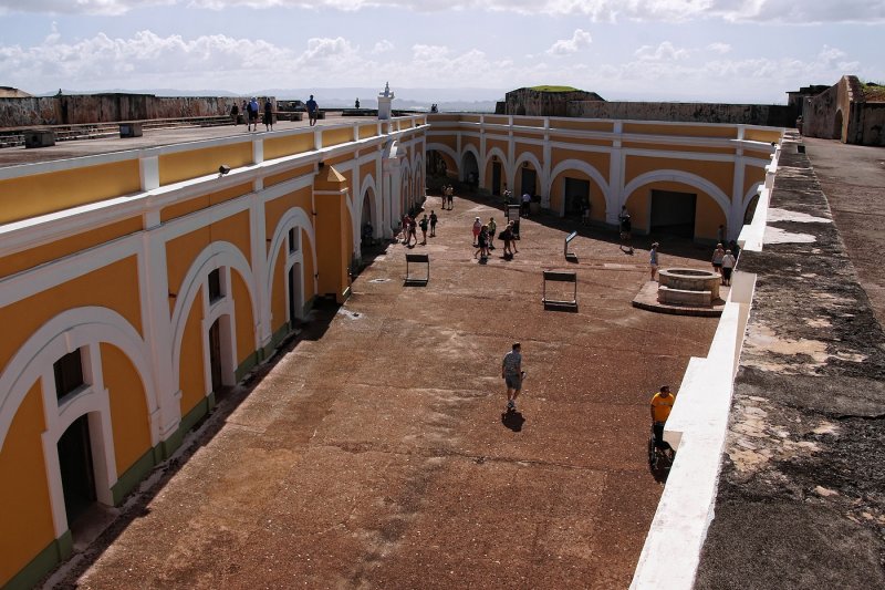 Looking into El Morros central court