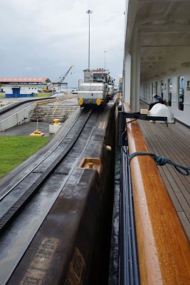 Zuiderdam's narrow clearance in the lock