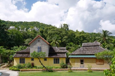 Ocho Rios buildings and mountain