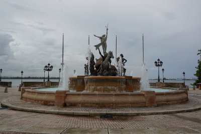 Las Raices fountain, end of Paseo de la Princesa