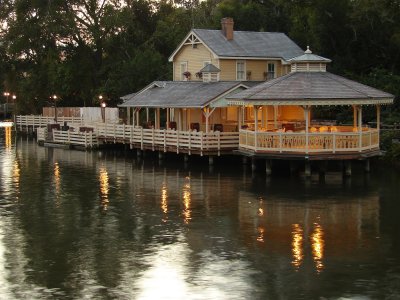 Aunt Pollys Dockside Inn on Tom Sawyer Island