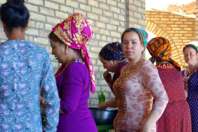 traditional Turkmen dress