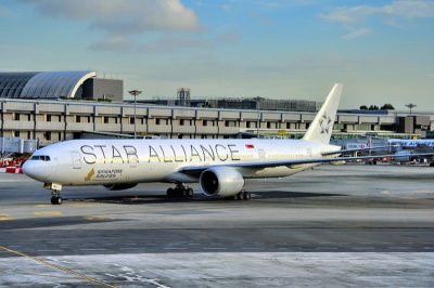 My Ride Arriving Late: SIA, B-777/300, 9V-SWJ