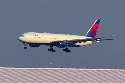 Delta B-777/200 Landing