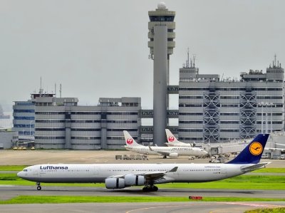 Loong: Lufthansa A340/600, D-AIHT, Reversing