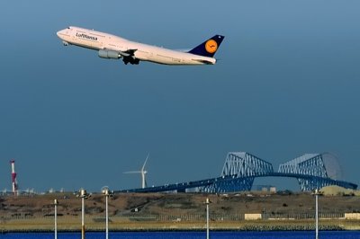 Lufthansa B-747-8, D-ABYM Climbing