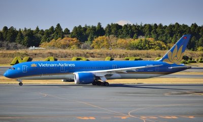 Vietnam Airlines B787-900 VN-A865 Narita And Mount Fuji Behind