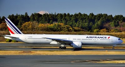 Air France B-777/300, F-GZNS, Landing, White As Fuji San Behind