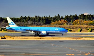 KLM B-777/200, PH-BQE, Landing, w/ FujiSan