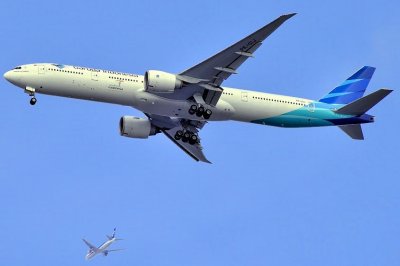 Garuda B-777/300, PK-GIJ, Approaching, ANA Leaving