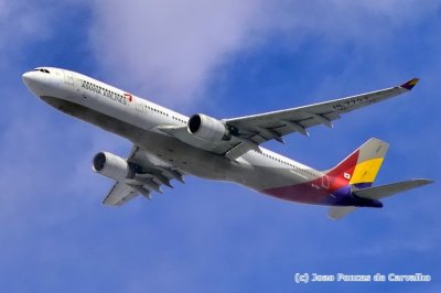 Asiana A330-300, HL7793, Between Clouds