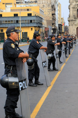 Centre ville de Lima, la garde devant le Parlement
