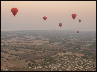 Bagan balloons in flight.jpg