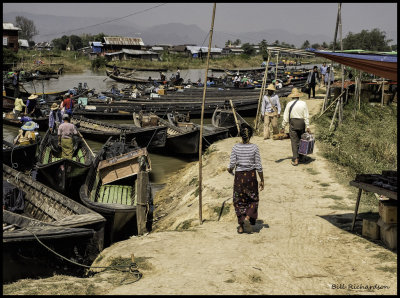 Inle Lake market shoppers.jpg