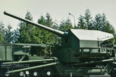 Long range railway artillery