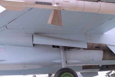 The landing gear mechanism of Su-27 2