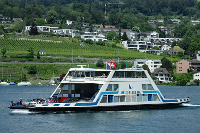 Another ferry boat, coming from Meilen, crosses the lake