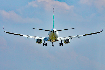 Boeing 737 on approach to runway 14