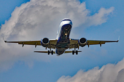 British Airways Embraer 175 approaching runway 14