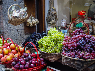 Italy-Sienna-Grapes-and-Fruit