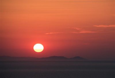 Coucher de soleil dans la mer ge. jpg