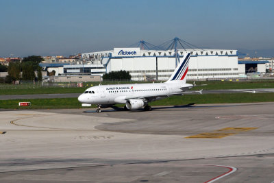 Air France A318-111 at Naples