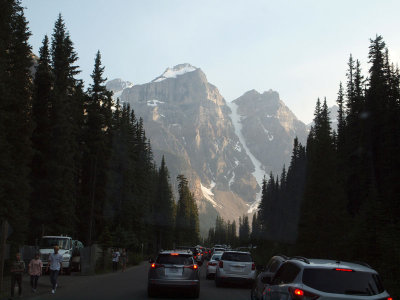 Overcrowded parking area for Lake Moraine