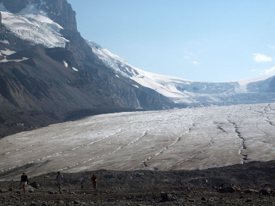Returning from the walk to the toe of the Athabasca Glacier