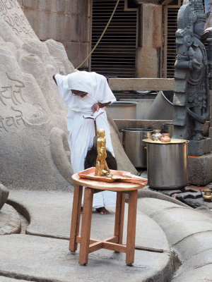 The nun praying at the foot of the statue of Gammateshwara