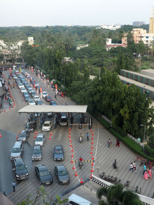 Cars lining up to enter Phoenix Mall, Chennai