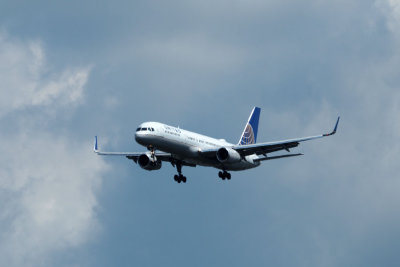 United Boeing 757 landing at Dulles