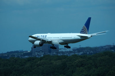 United 777 on approach to Dulles