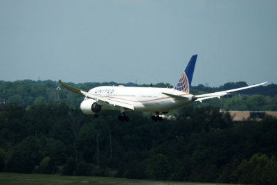 United Dreamliner close to landing at Dulles