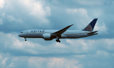 United Boeing 787 Dreamliner on approach at Dulles