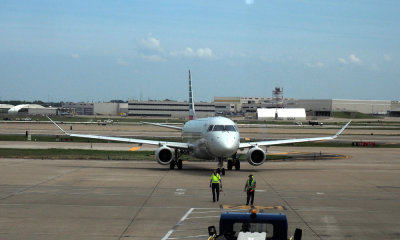 Embraer ERJ-175LR at St. Louis airport