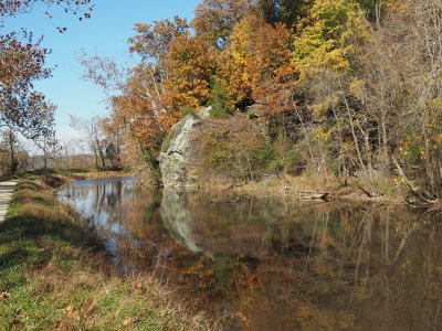 Around the cliff on the towpath