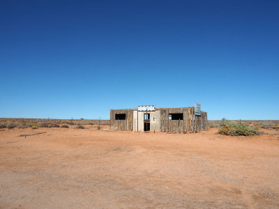 An abandoned Native American store beside US 163 in Monument Valley