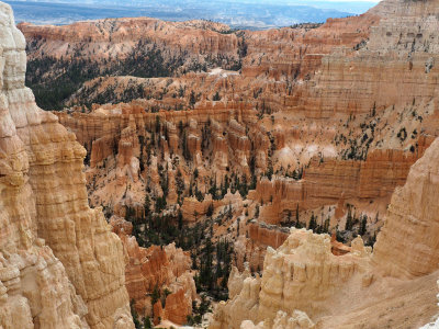 Bryce Canyon structures from the rim trail