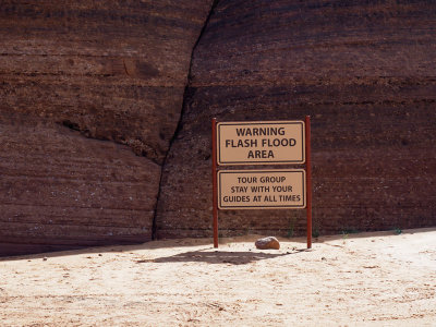 Warning next to the entrance for the Upper Antelope Canyon