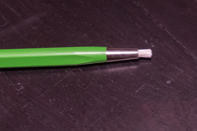 En glassfiberpenn, brukes til  rense overflatene som skal loddes. Dette er VIKTIG med veldig store bokstaver.