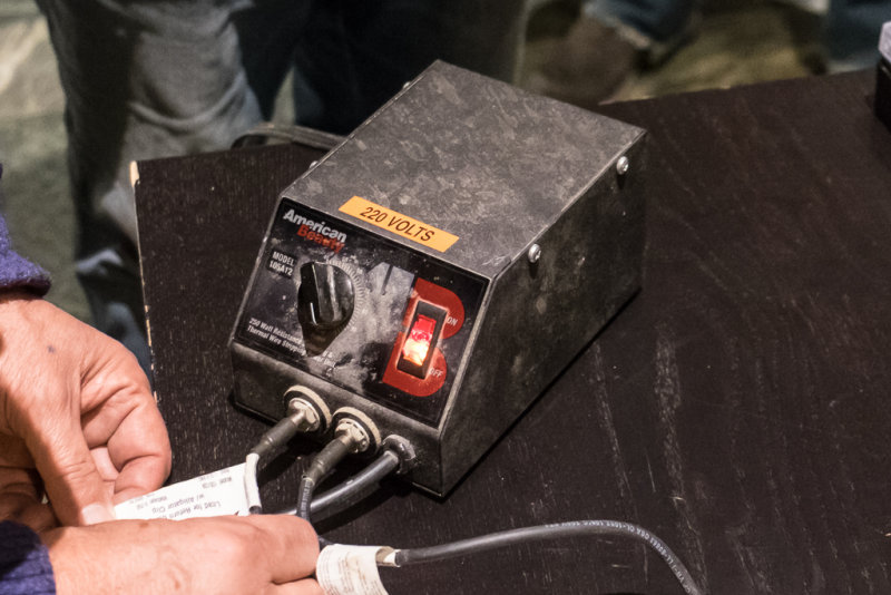 En aldeles genial resistance soldering unit fra Micro-Marc. 220V, behagelig nok.