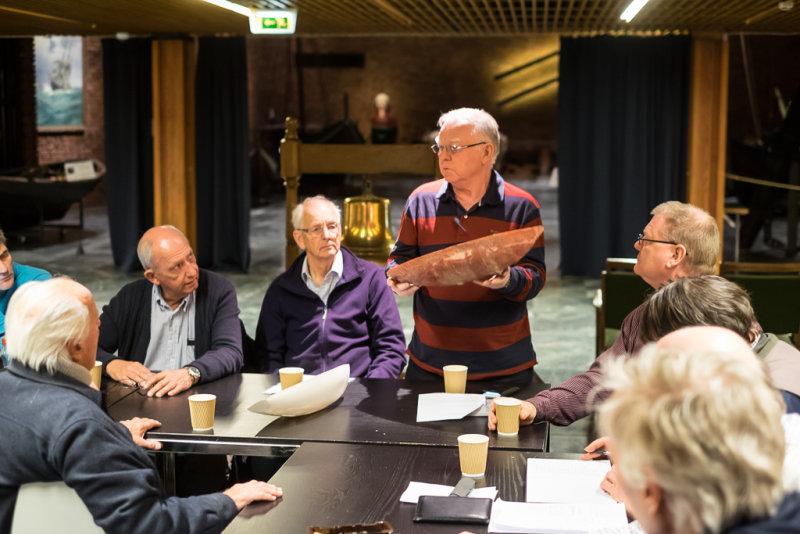 Per Henning Kittilsen sier noen ord om sin modell av en Killling seilbt
