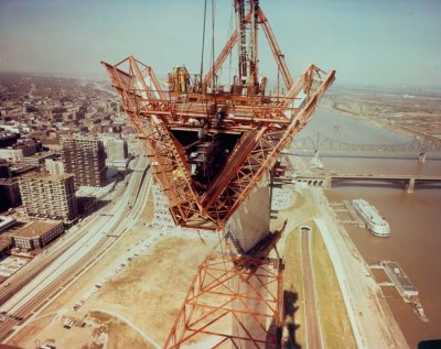 Construction of the St. Louis Arch (1965) 