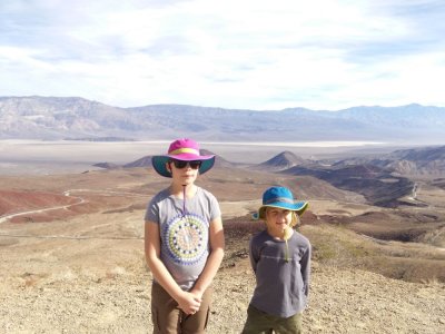 Marie en Jonas met in de verte Death Valley N.P.