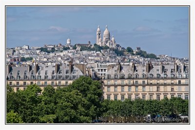 In the distance: La Basilique du Sacre-Coeur de Montmartre