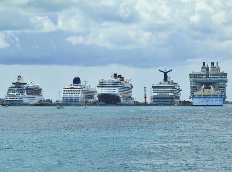 Just how BIG is Oasis of the Seas? (on the right)