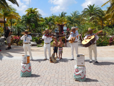 Music in the shopping plaza in Cozumel