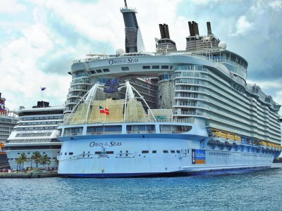 Oasis of the Seas dwarfing the Carnival Victory in Nassau