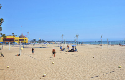 Santa Cruz loves its Beach Volley - 18 courts here